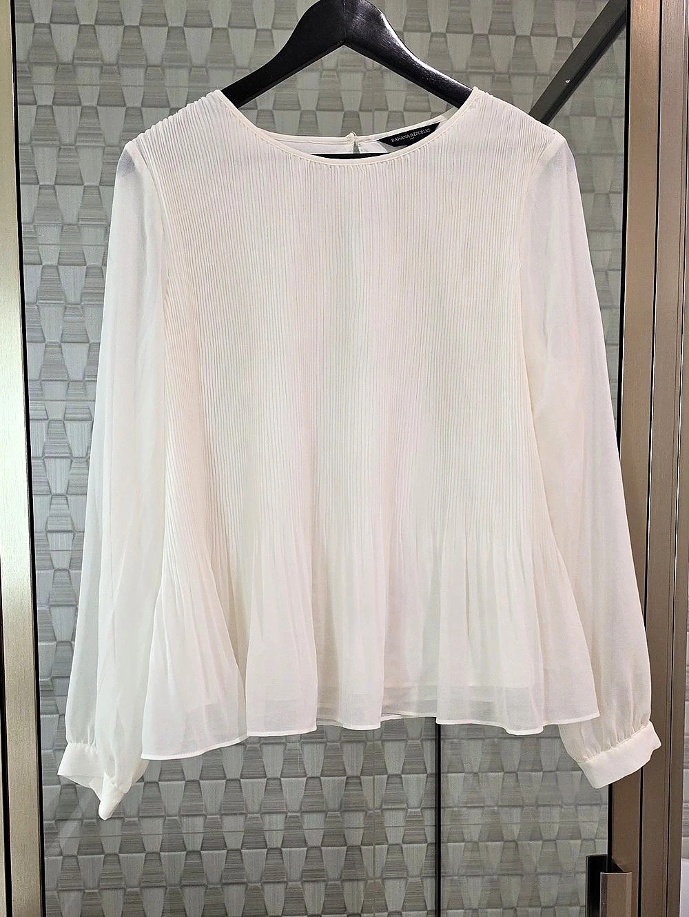 Banana Republic Pleated Long Sleeve Blouse in White Large Like New